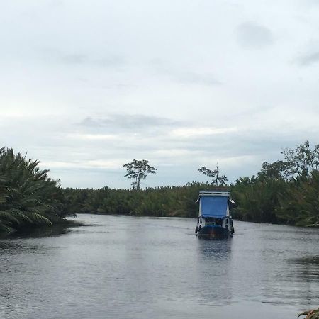 Orangutan Shaka Houseboat With Cabin 판칼란분 외부 사진