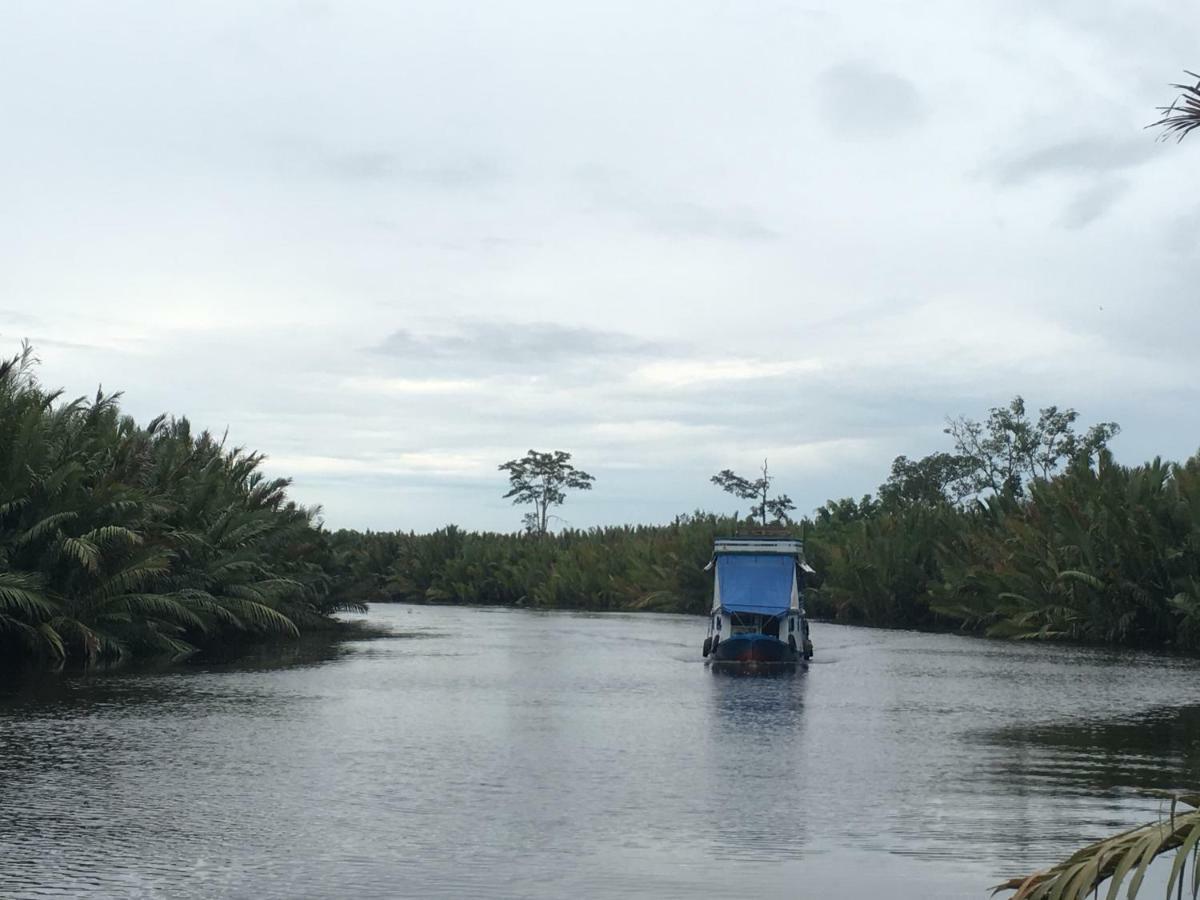 Orangutan Shaka Houseboat With Cabin 판칼란분 외부 사진